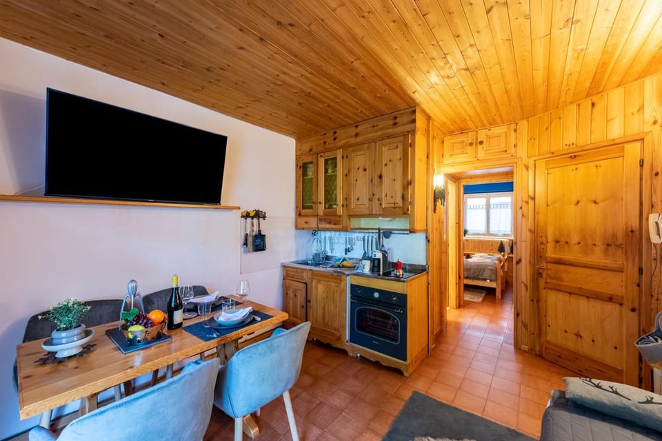 Dining area, kitchen