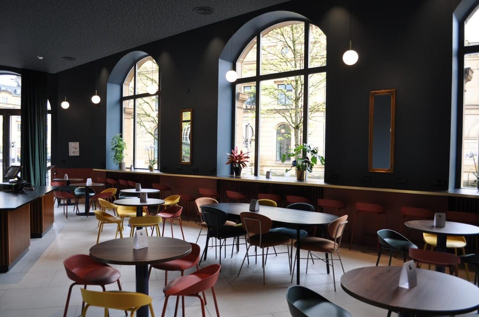Restaurant/places to eat, Banquet/Function facilities, Seating area