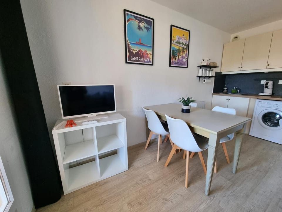 TV and multimedia, Kitchen or kitchenette, Dining area