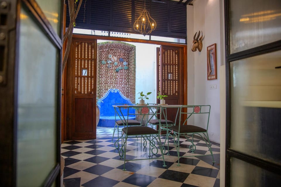 Seating area, Dining area