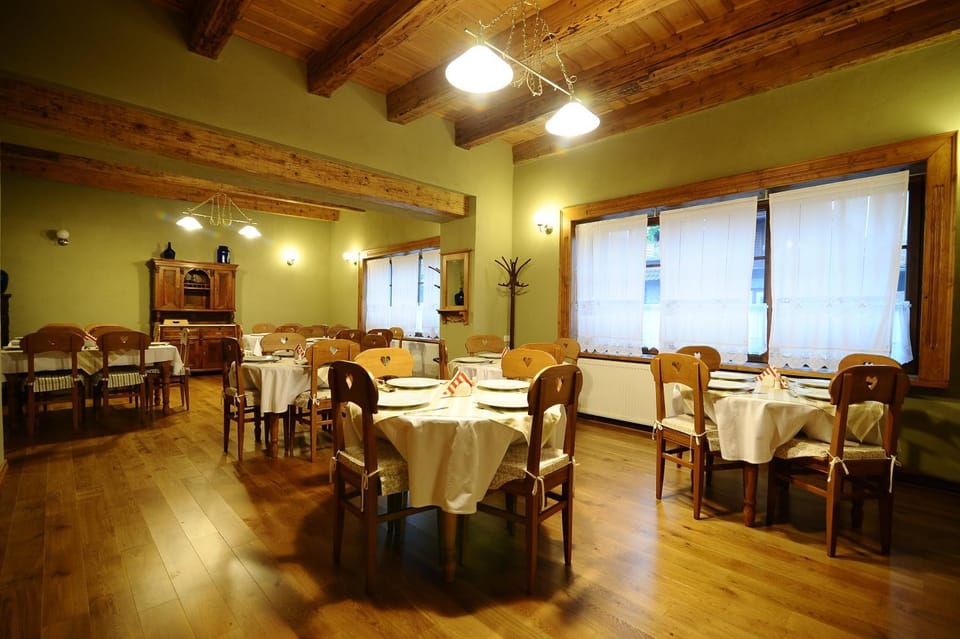 Restaurant/places to eat, Restaurant/places to eat, Banquet/Function facilities