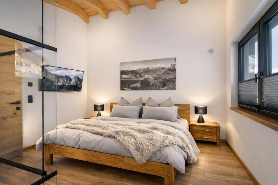 Bed, TV and multimedia, Photo of the whole room, Bedroom