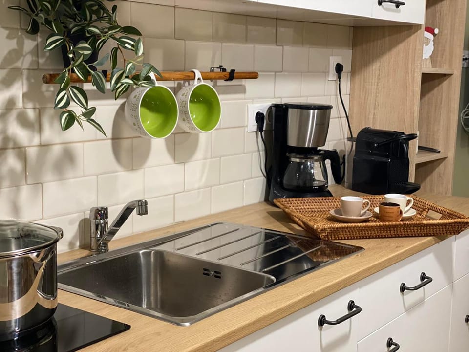 Coffee/tea facilities, Kitchen or kitchenette, stove, toaster
