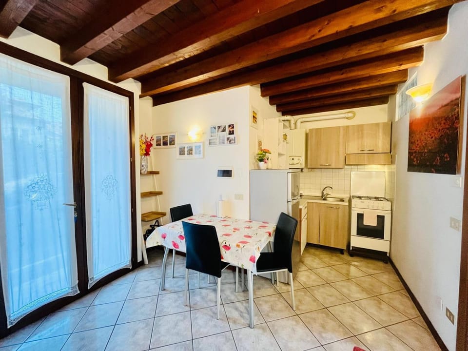 Kitchen or kitchenette, Dining area, oven, stove