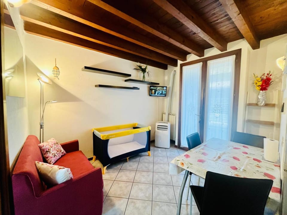 TV and multimedia, Living room, Dining area, air conditioner