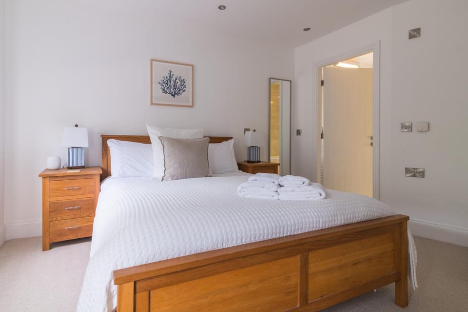 Photo of the whole room, Bedroom, towels