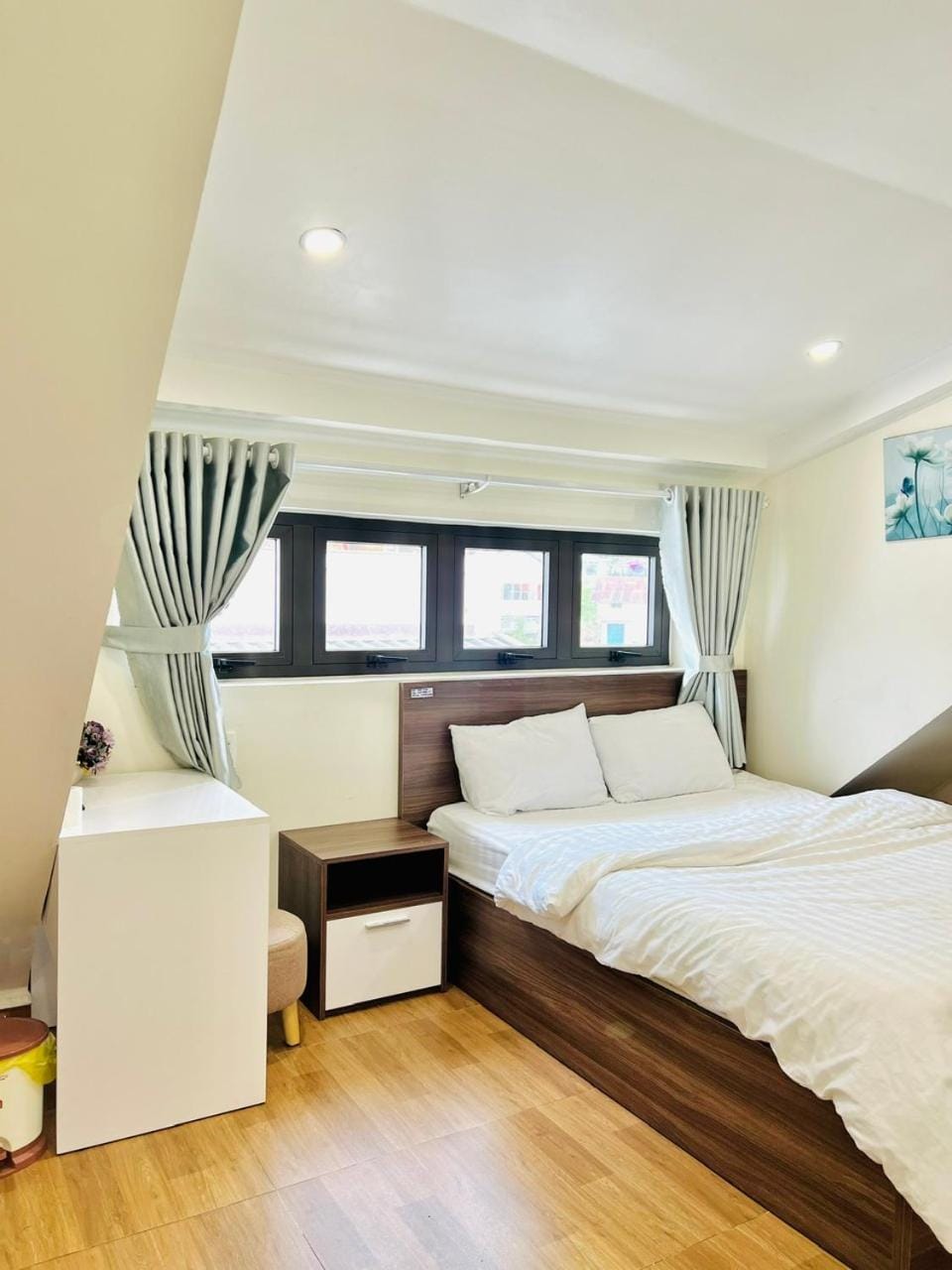 Bed, Photo of the whole room, Decorative detail, Decorative detail, Seating area, Bedroom, Sunset, Quiet street view, Inner courtyard view
