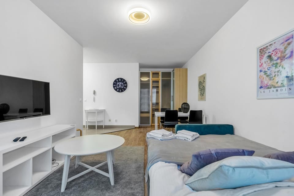 Communal lounge/ TV room, TV and multimedia, Living room, Seating area, Evening entertainment
