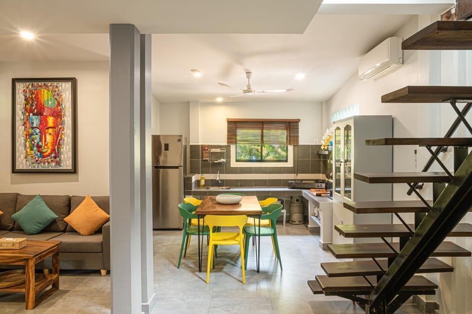 Kitchen or kitchenette, Living room, Seating area, Dining area, pet friendly