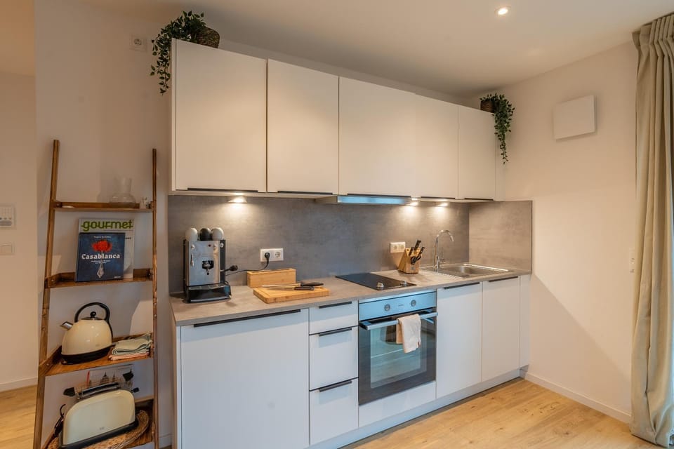 Coffee/tea facilities, Kitchen or kitchenette, dishwasher, stove, toaster