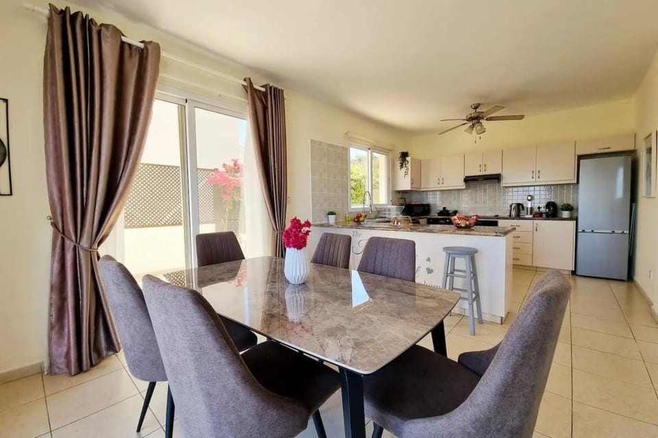 Kitchen or kitchenette, Seating area, Dining area