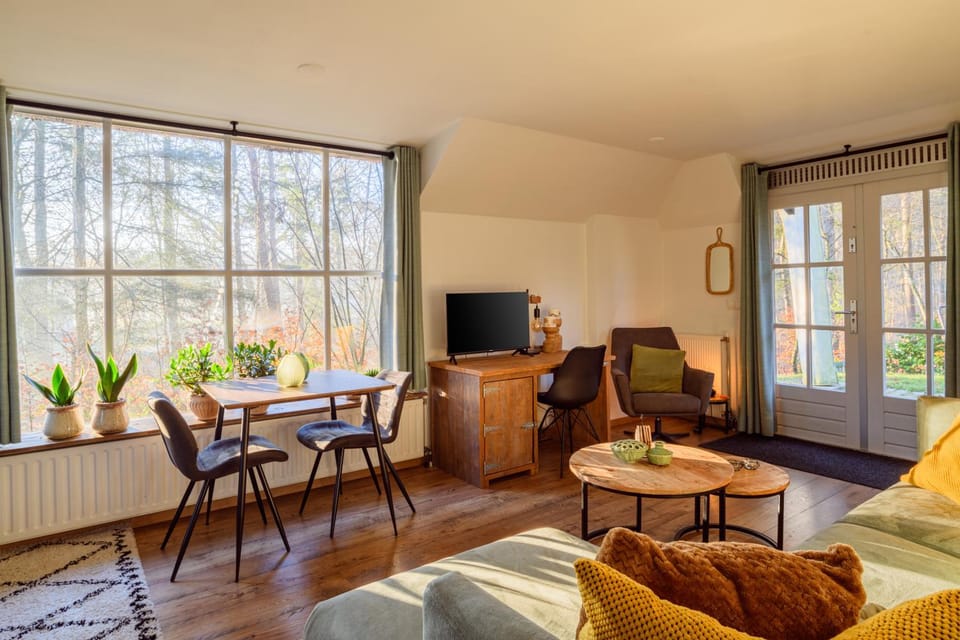 TV and multimedia, Living room, Dining area