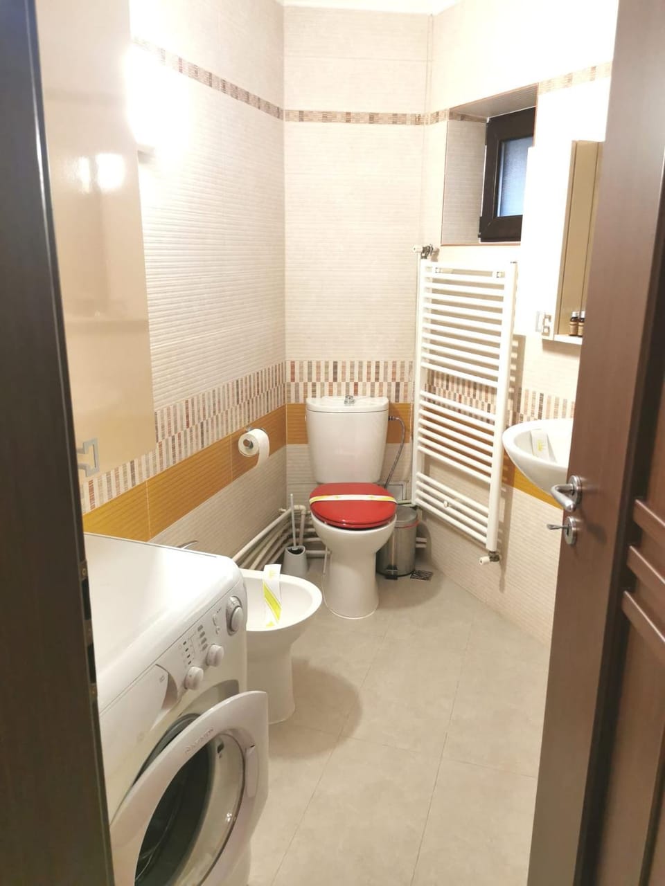 Shower, Toilet, Bathroom, towels, washing machine