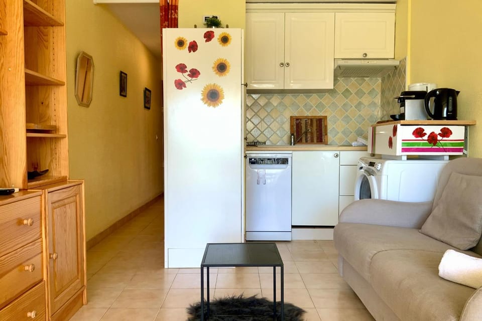 Coffee/tea facilities, Kitchen or kitchenette, Living room, Seating area, Dining area, stove, toaster