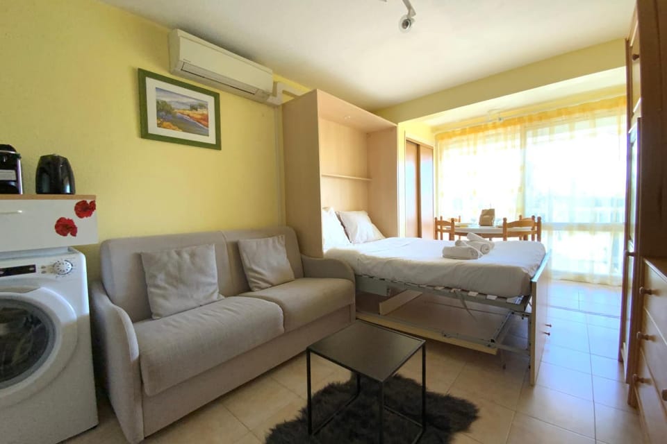 Living room, Seating area, towels, washing machine