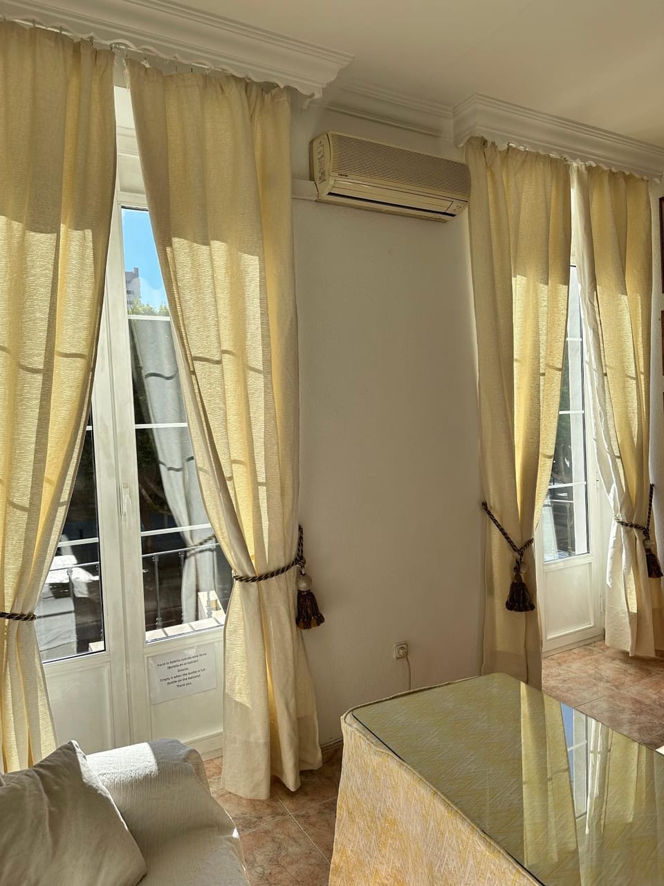 Photo of the whole room, Dining area, air conditioner