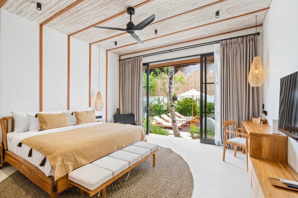 Bed, TV and multimedia, View (from property/room), Bedroom, Pool view