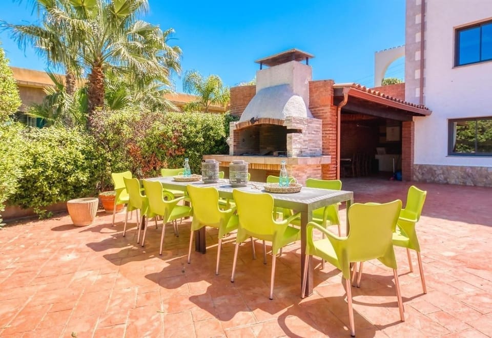 Property building, Balcony/Terrace, Living room