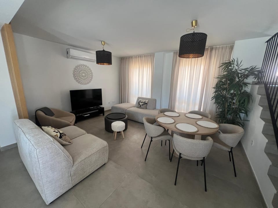 Communal lounge/ TV room, TV and multimedia, Living room, Dining area