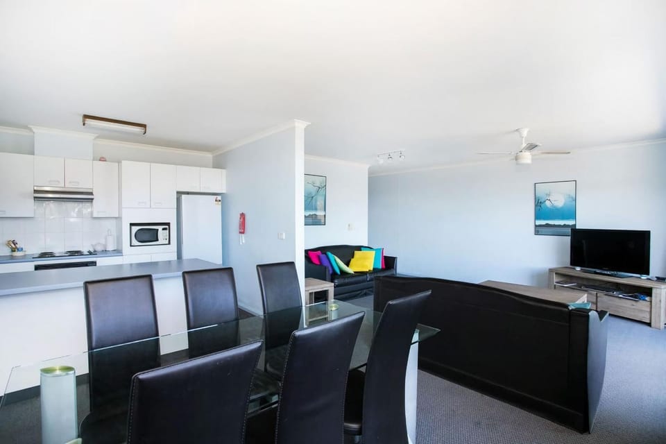 Perfectly Positioned Across From Mollymook Beach Apartment in Mollymook