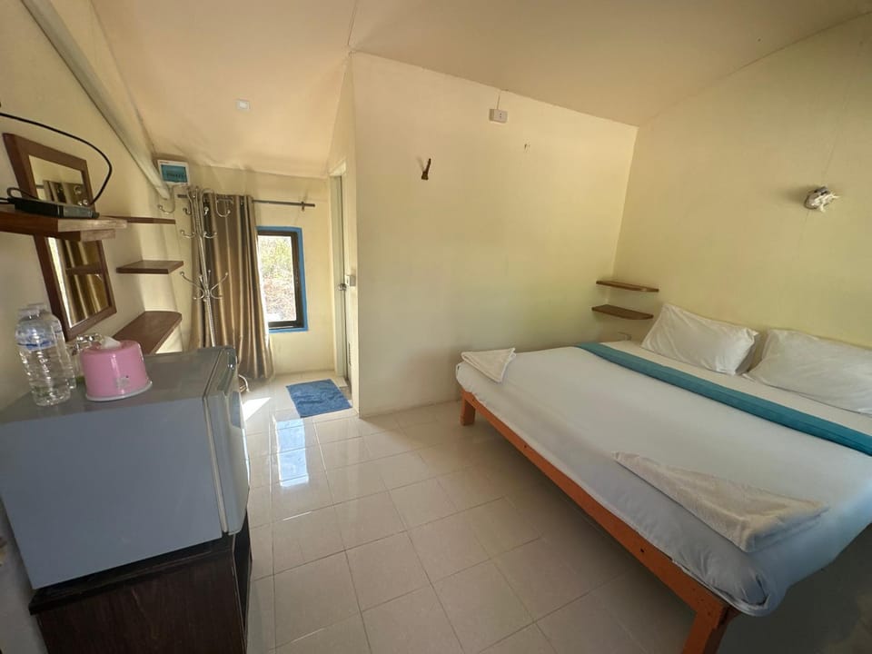 Lonely beach complex titanic hotel in beach shopping street markets ในศูนการค้าติดทะเล Hotel in Ko Chang
