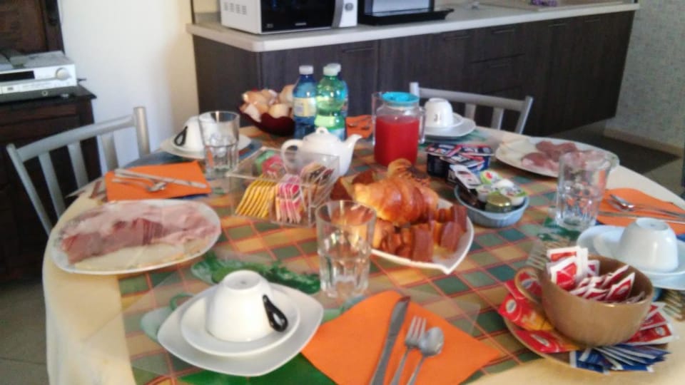 Food and drinks, Continental breakfast