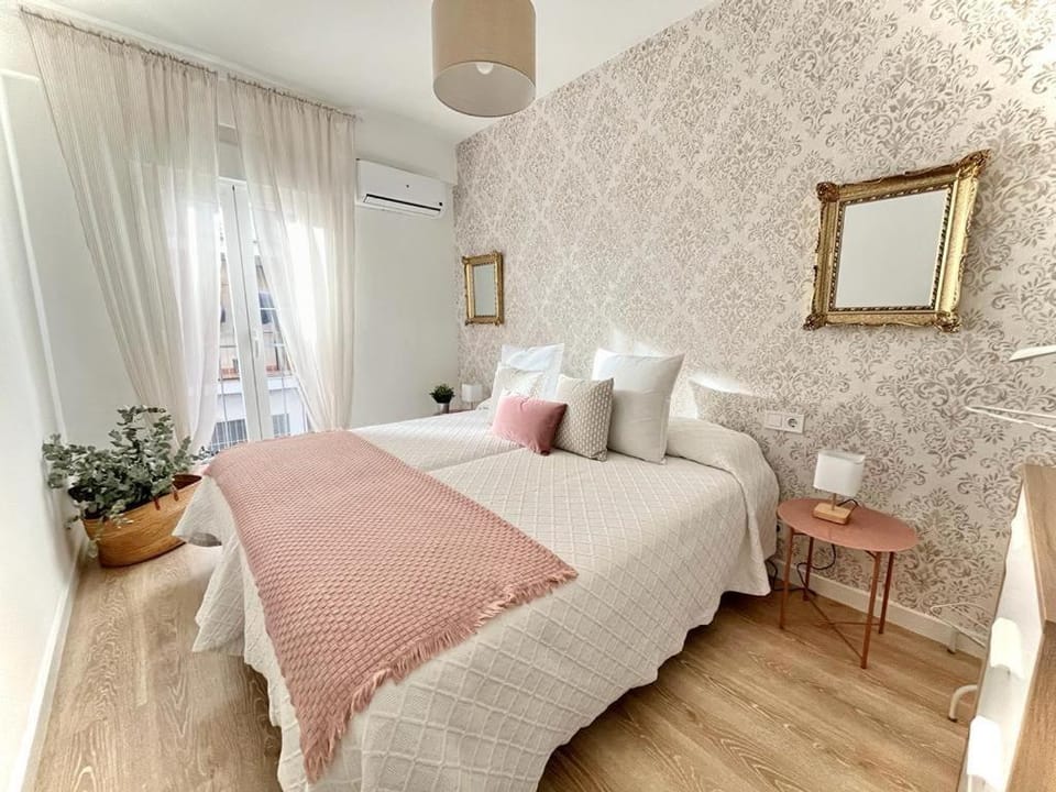 Staff, Bed, Decorative detail, Street view