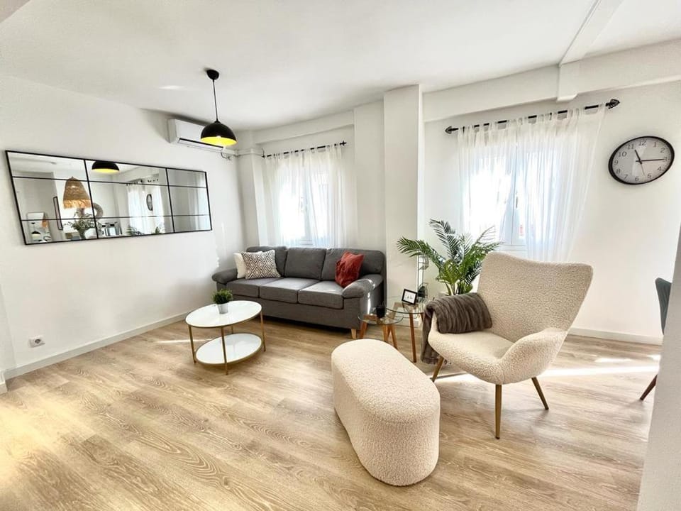 Communal lounge/ TV room, Balcony/Terrace
