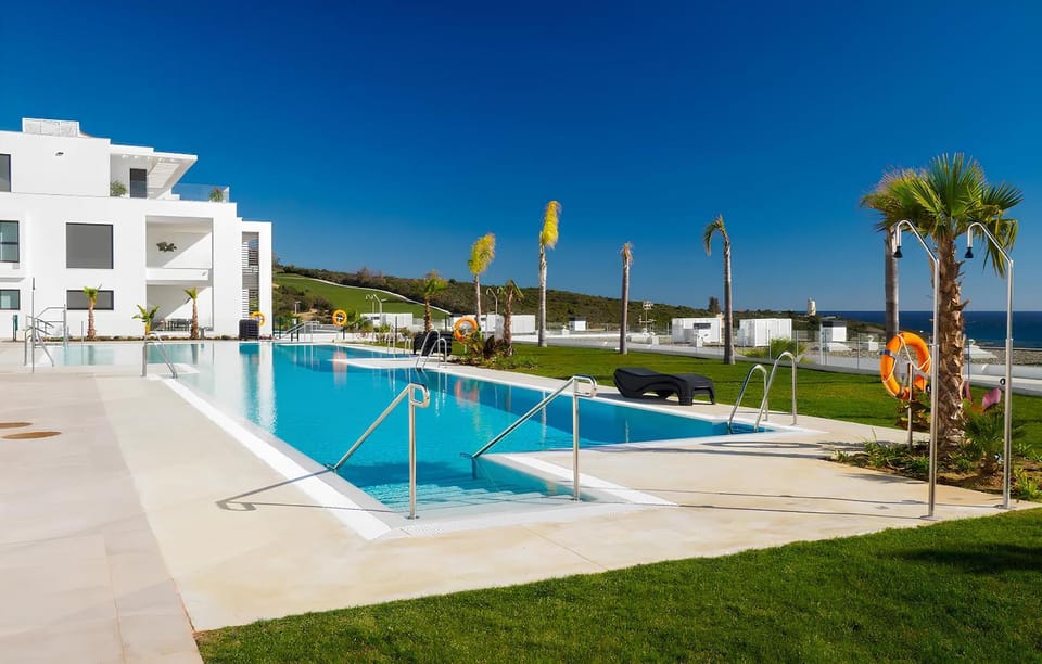 Pool view, Swimming pool, sunbed