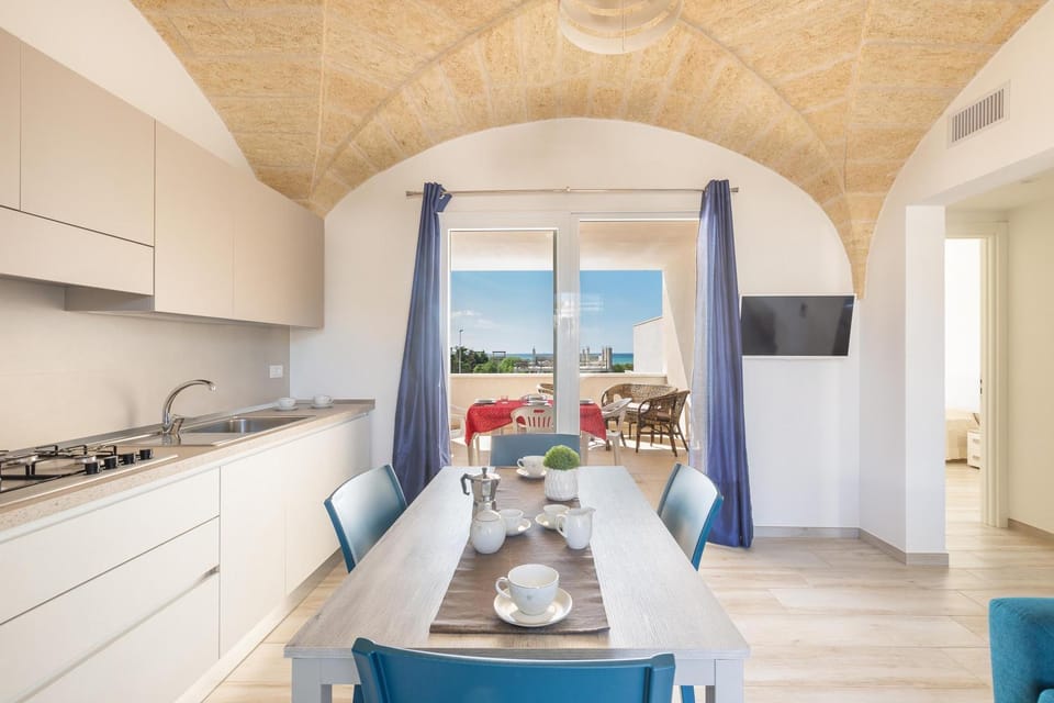 TV and multimedia, Kitchen or kitchenette, Living room, Seating area, Dining area, stove