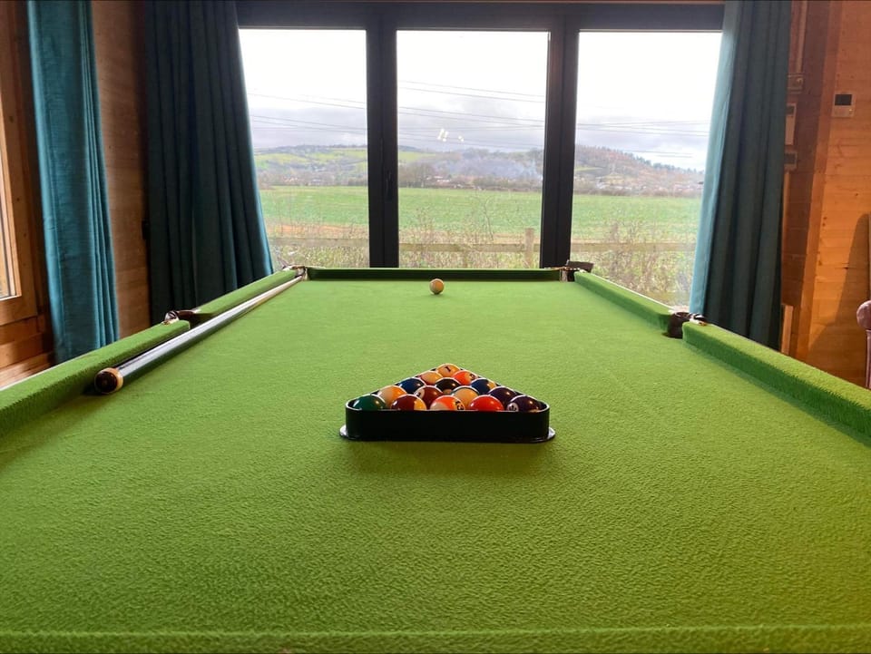 Inviting 2-Bedroom Cabin in Ashton Under Hill Cabin in Wychavon District