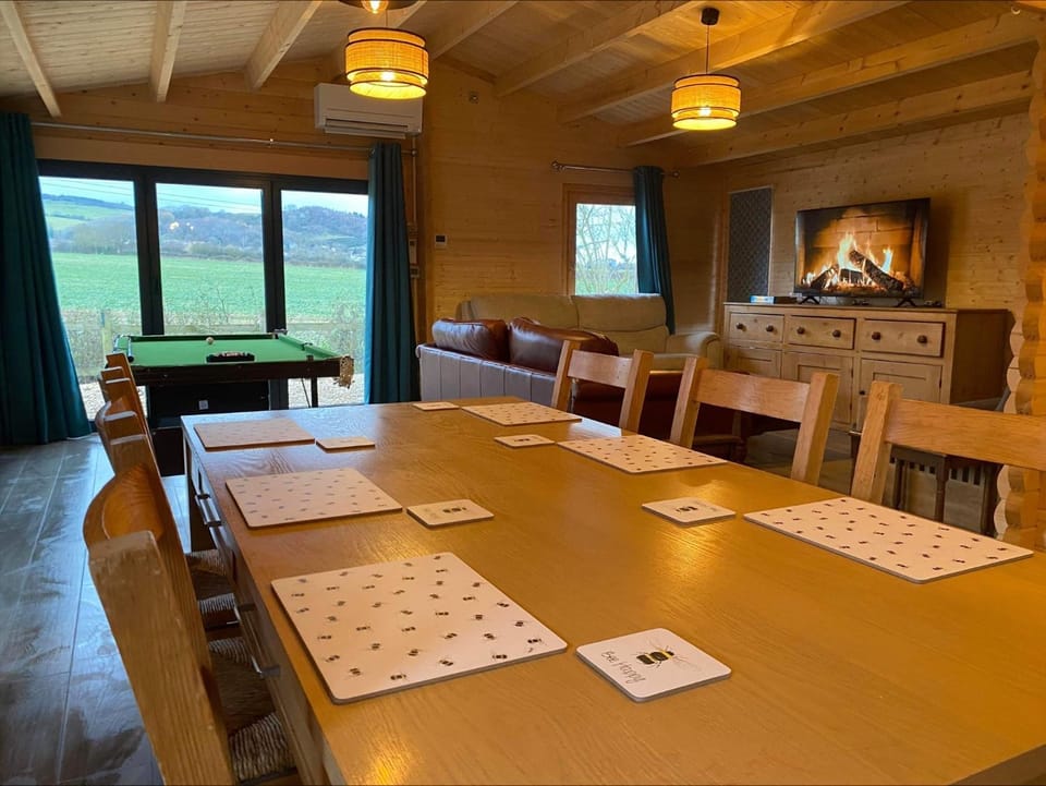 Inviting 2-Bedroom Cabin in Ashton Under Hill Cabin in Wychavon District
