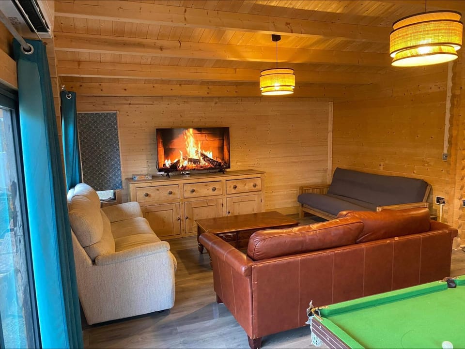 Inviting 2-Bedroom Cabin in Ashton Under Hill Cabin in Wychavon District