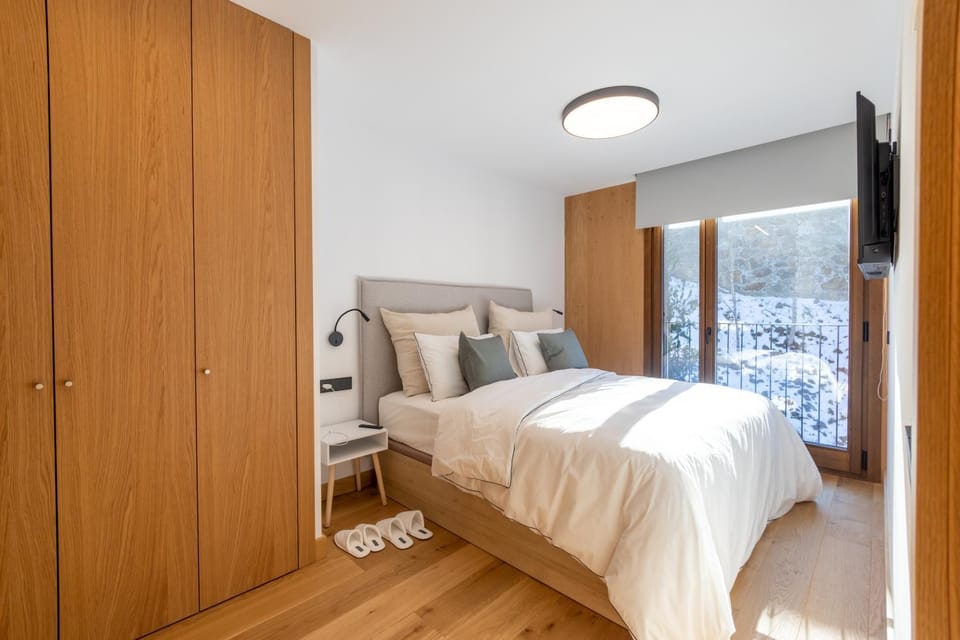 Bed, TV and multimedia, Photo of the whole room, Bedroom, wardrobe