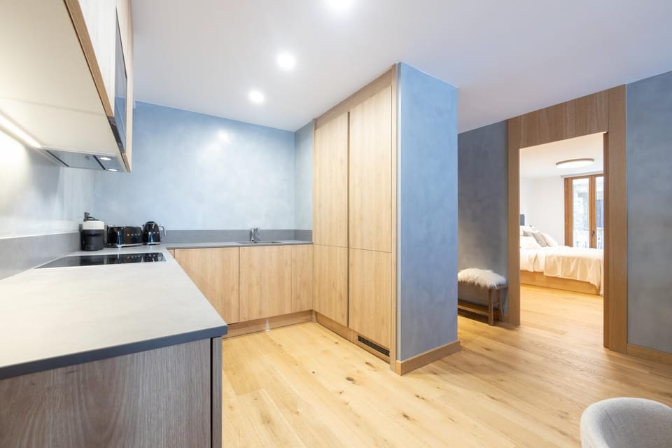Kitchen or kitchenette, minibar