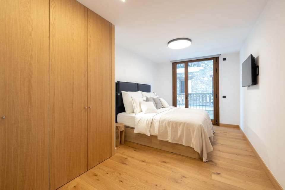 Bed, TV and multimedia, Photo of the whole room, Bedroom, towels, wardrobe