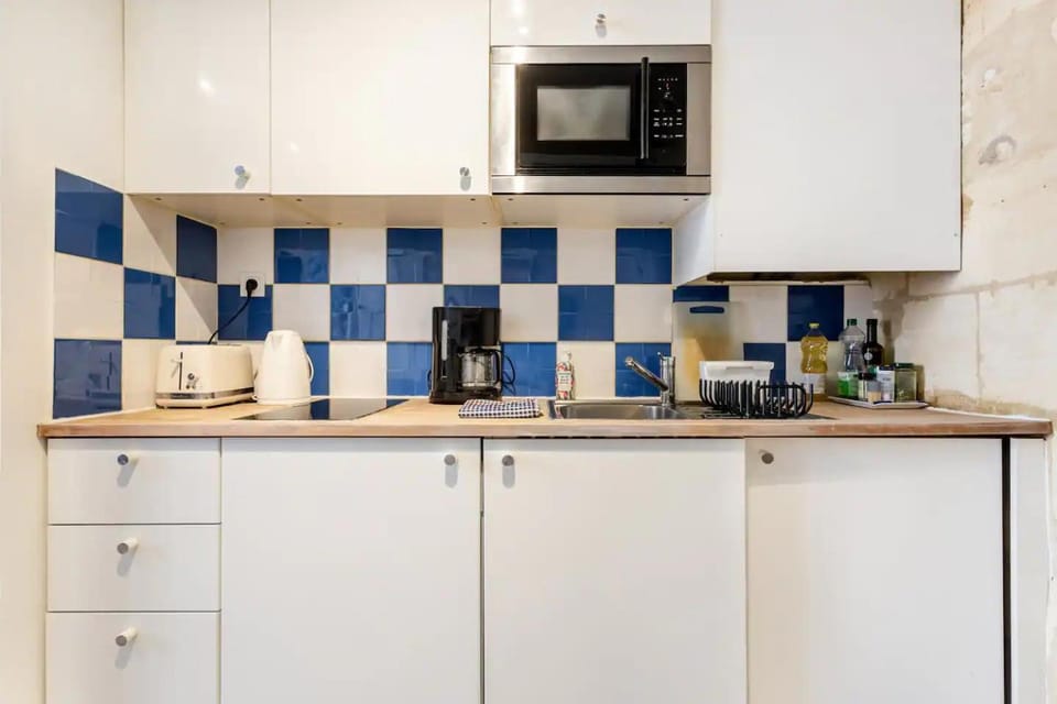 Coffee/tea facilities, Kitchen or kitchenette, stove, toaster