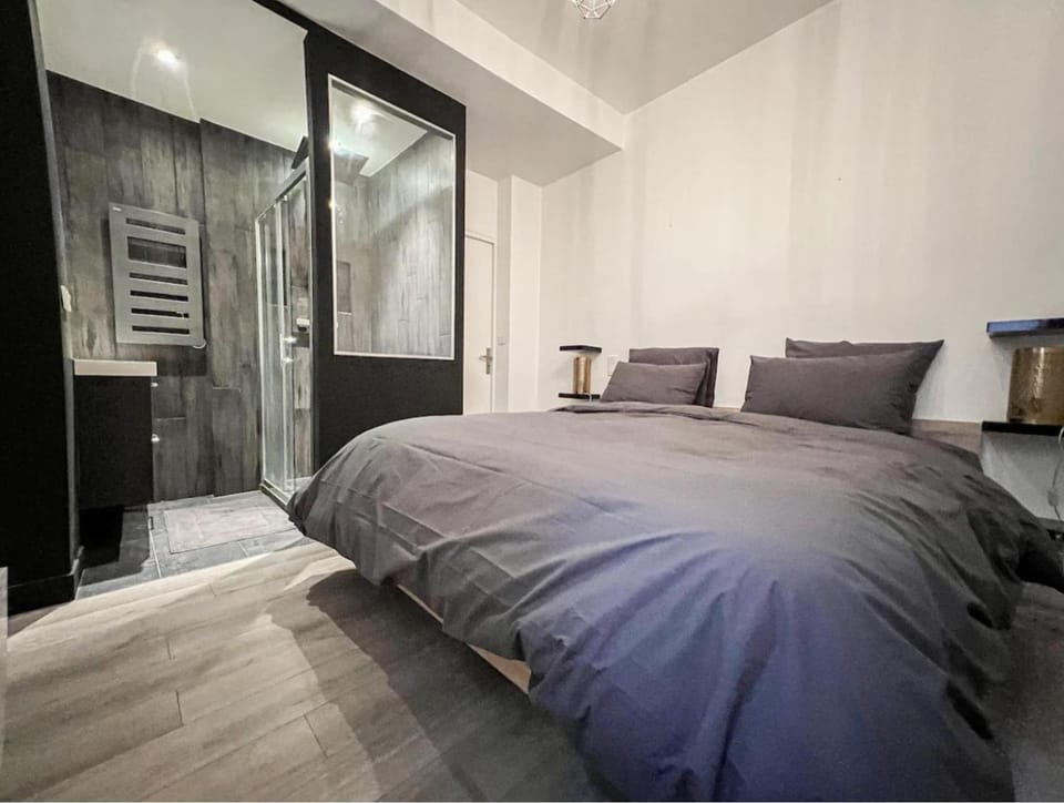 Suite luxueuse avec jardin privatif et jacuzzi Apartment in Paris