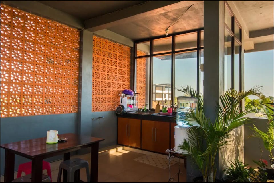 Kitchen or kitchenette, Seating area, Dining area