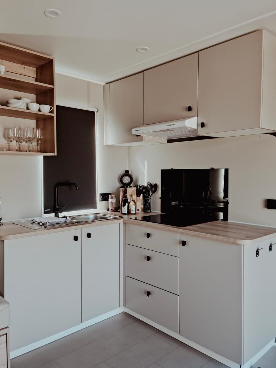 Coffee/tea facilities, Kitchen or kitchenette, stove