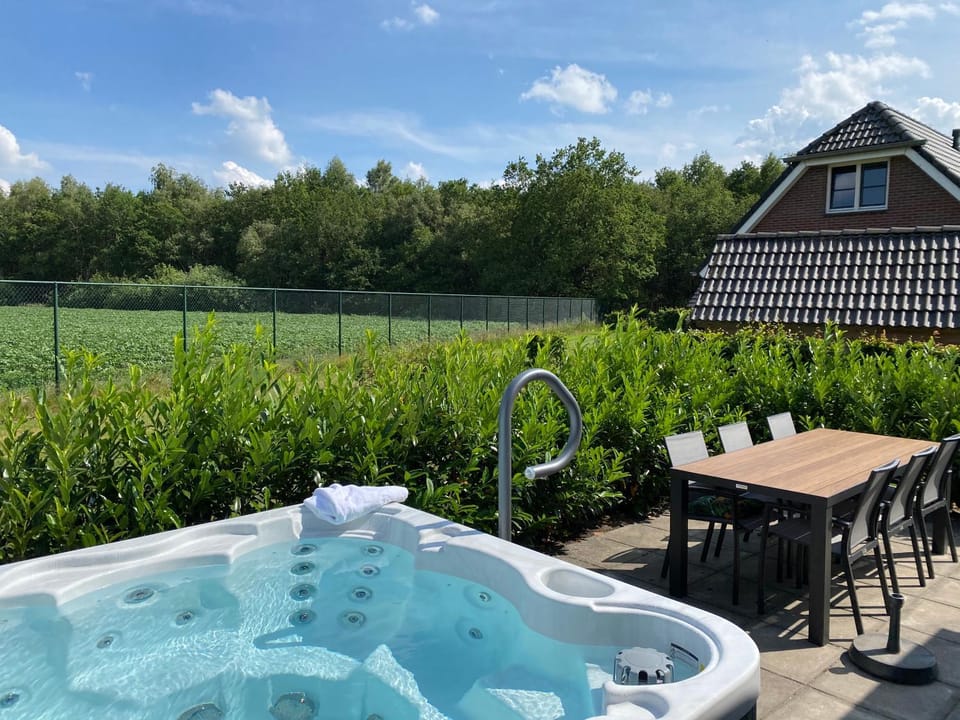 Garden, Hot Tub