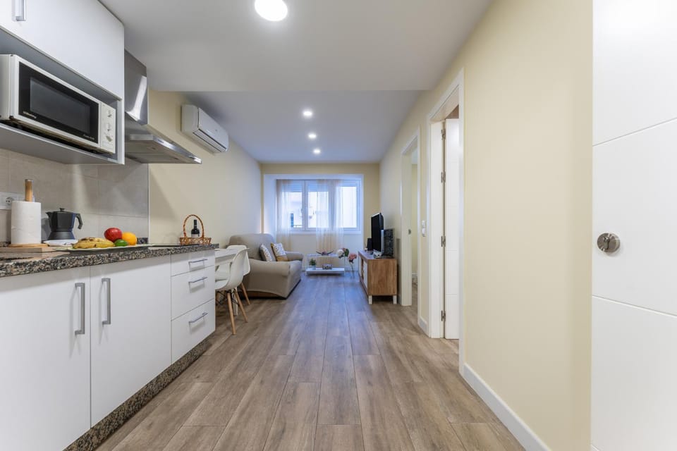 Kitchen or kitchenette, Dining area, microwave, stove