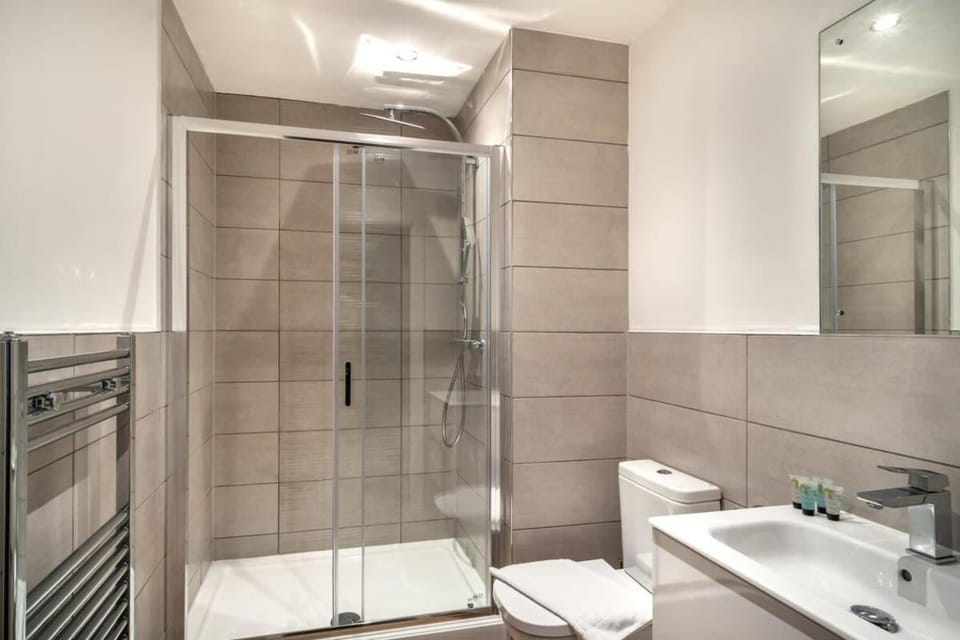 StayZeni, Alexandra Rise Manchester Neat 1BR Flat Apartment in Stretford