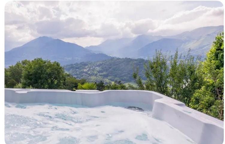 Villa de Lurp panorama spa 12 pers Villa in Occitanie