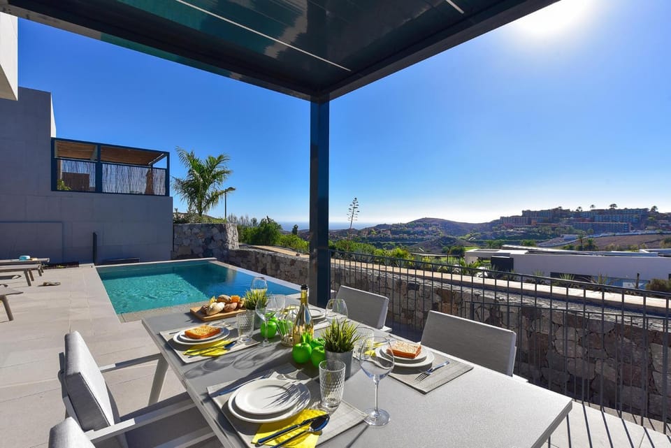 View (from property/room), Balcony/Terrace, Dining area, Pool view, Swimming pool, sunbed