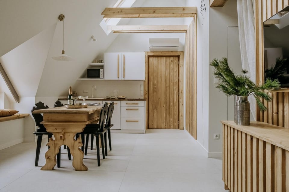 Kitchen or kitchenette, Dining area