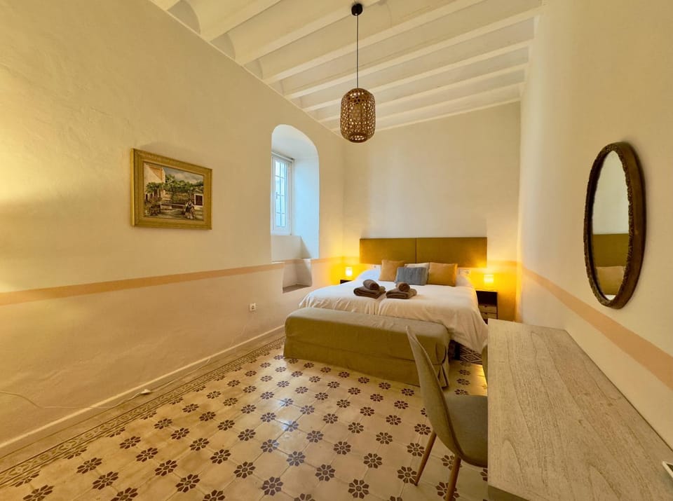 Bed, Seating area, Bedroom