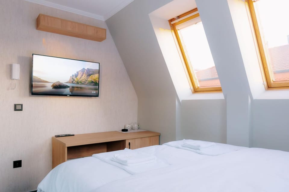 Communal lounge/ TV room, Bed, TV and multimedia, Photo of the whole room, Evening entertainment, Bedroom, internet