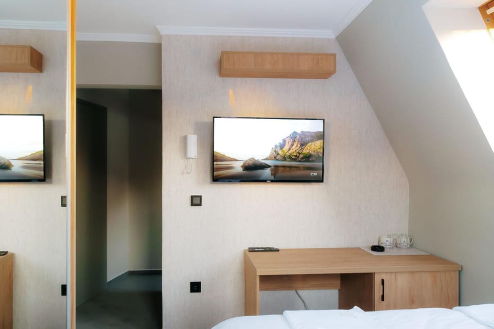 Bed, TV and multimedia, Photo of the whole room, Bedroom, hair dresser