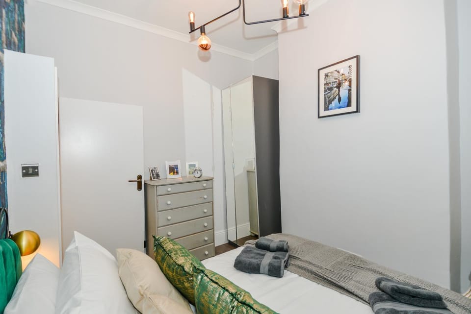 Bed, Bedroom, towels